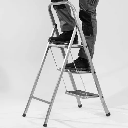 Стремянка 3 ступени, с полимерными ковриками, Сибртех фото 9 Стремянка 3 ступени, с полимерными ковриками, Сибртех фото 9